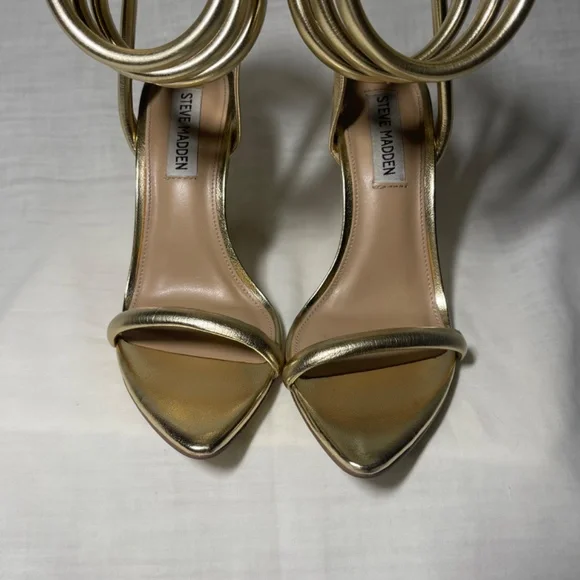 Steve Madden Women's Bali Heeled Sandal, Gold. Wrap around ankle strap. Size 6 - Picture 3 of 8